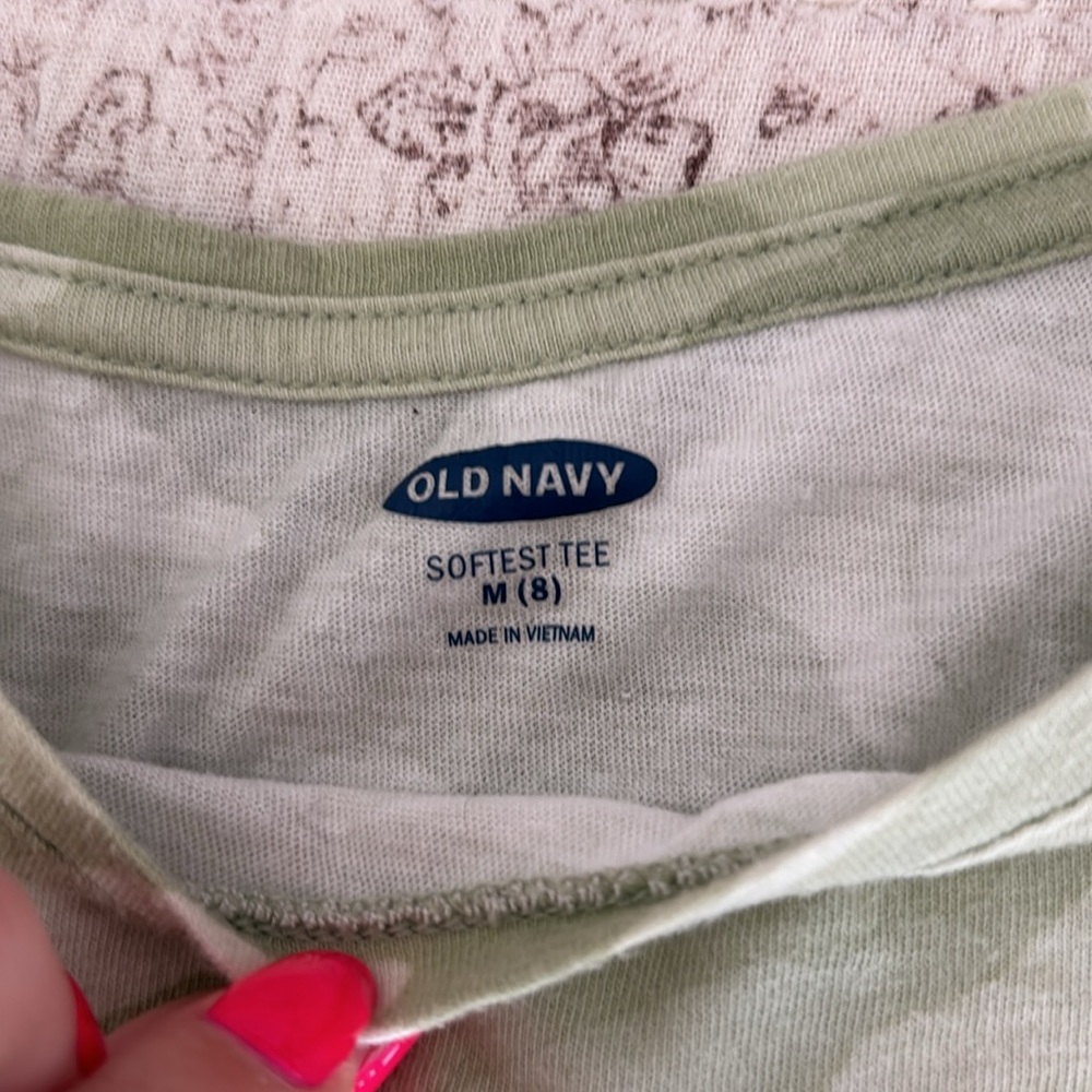 Old navy tee - Picture 2 of 2